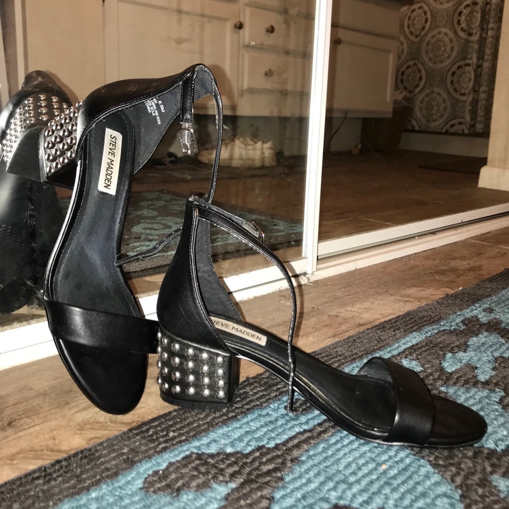 STEVE MADDEN HEELED SANDALS!!